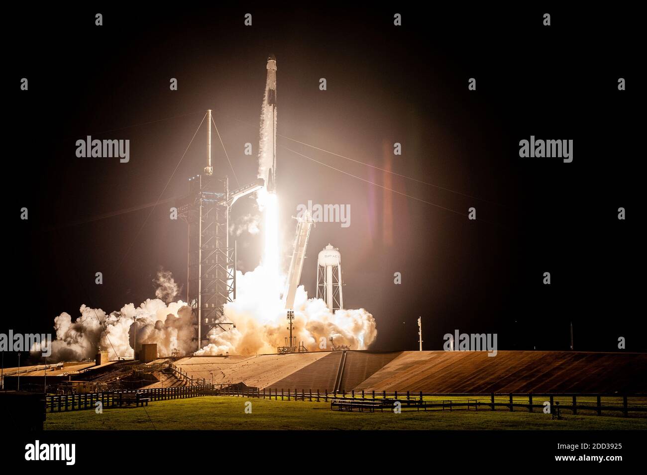 KENNEDY SPACE CENTER, FL, USA - 15. November 2020 - EINE SpaceX Falcon 9 Rakete hebt um 19:27 Uhr EST vom Launch Complex 39A im Kennedy Space der NASA ab Stockfoto