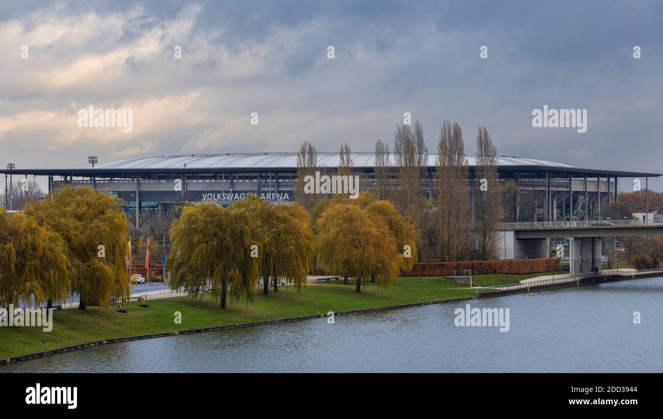 DER VFL Wolfsburg ist ein professioneller Fußballverein in Niedersachsen. Derzeit werden Spiele ohne Zuschauer wegen der Coronavirus-Pandemie gespielt. Stockfoto