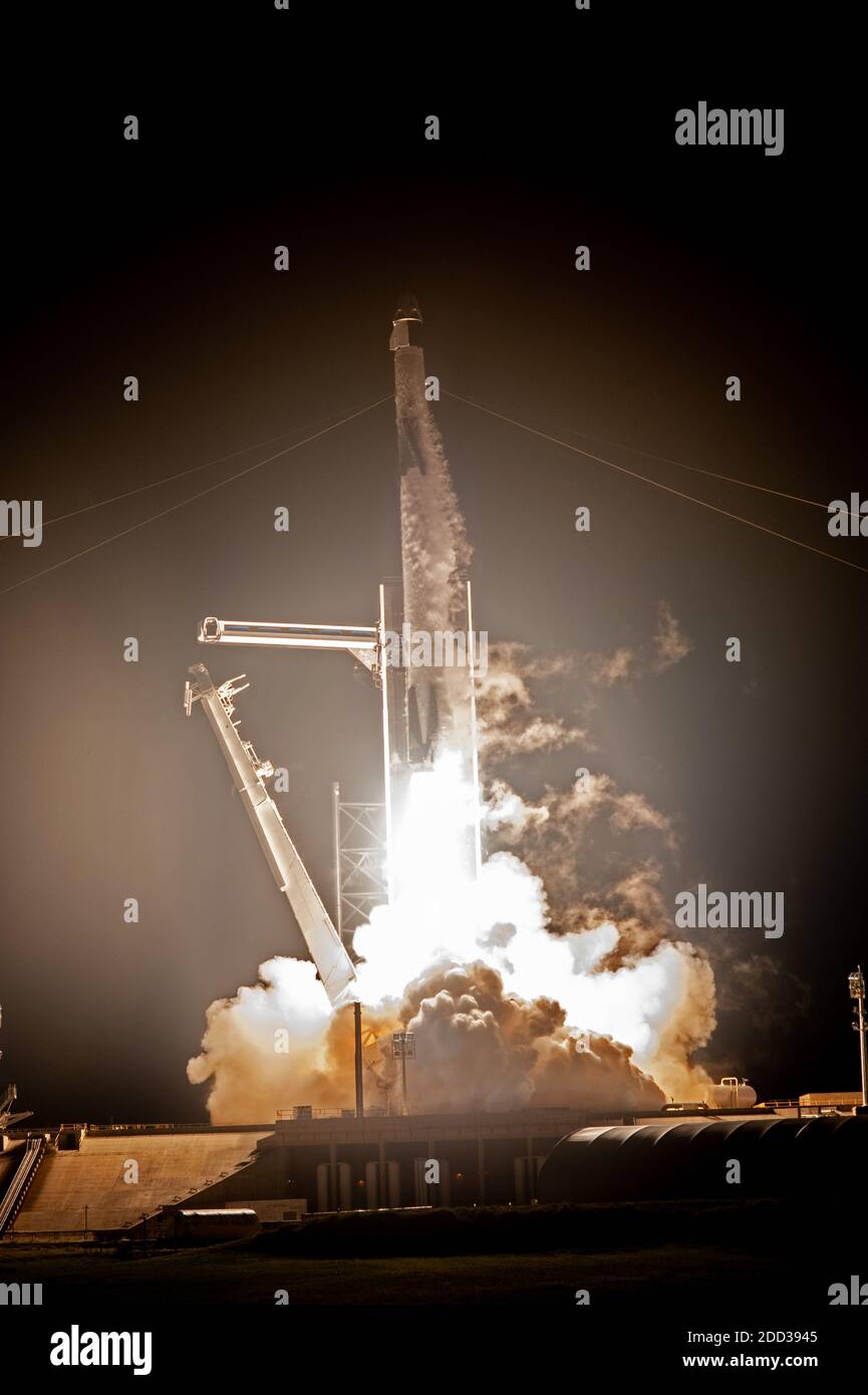 KENNEDY SPACE CENTER, FL, USA - 15. November 2020 - EINE SpaceX Falcon 9 Rakete hebt um 19:27 Uhr EST vom Launch Complex 39A im Kennedy Space der NASA ab Stockfoto
