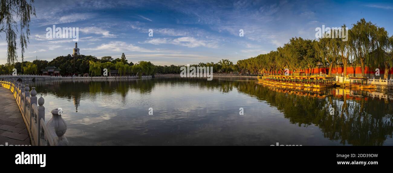 Beihai Park (Beihai Park) befindet sich im zentralen Bereich von Peking, der Westseite der stadt jingshan, nordwestlich der Verbotenen Stadt, und das China Meer, das Südchinesische Meer genannt die drei Stockfoto