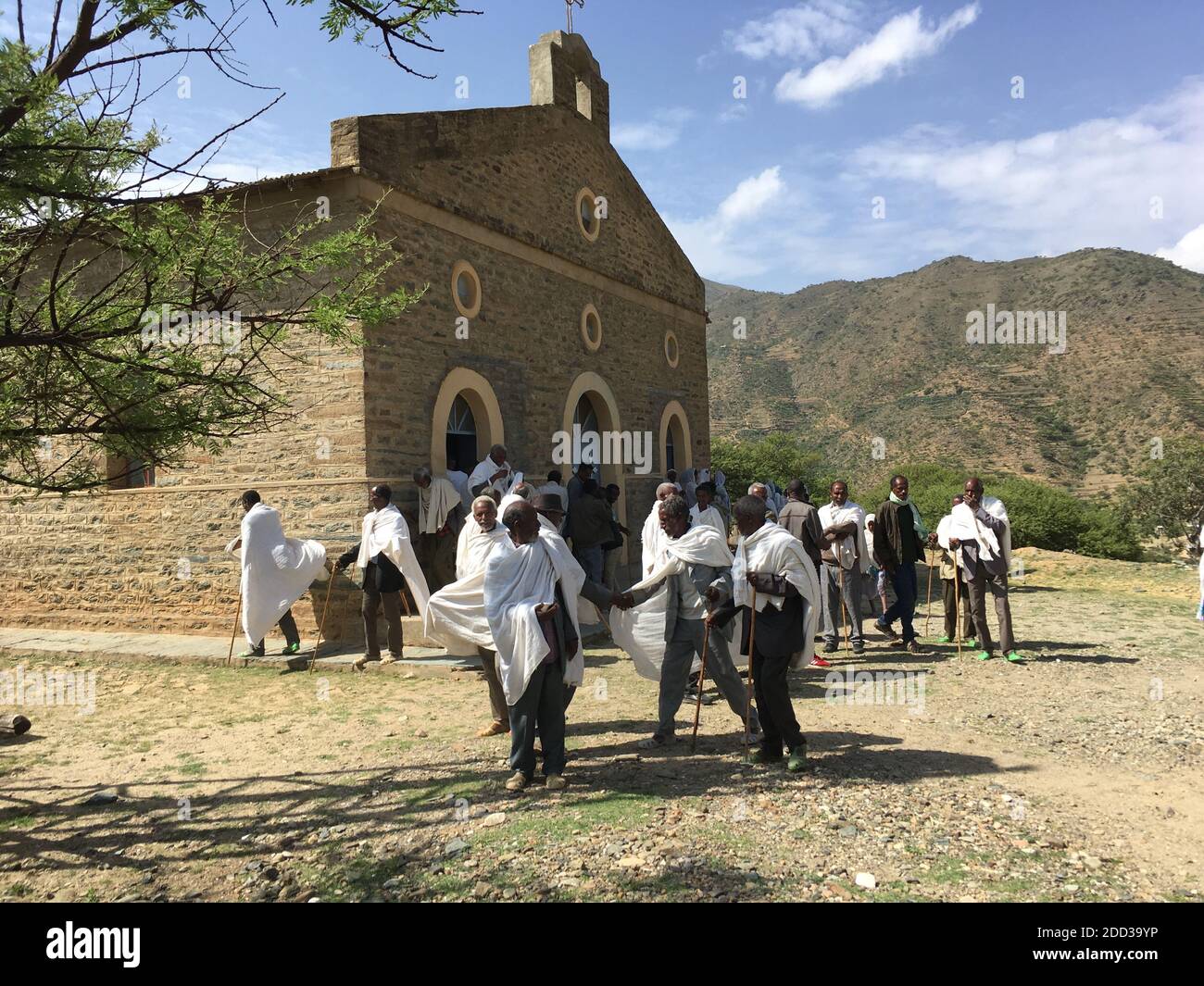 Alitena, Tigray, Äthiopien - 13. August 2019 : Menschen, die die Kirche in der bergigen Tigray-Region Äthiopiens verlassen Stockfoto