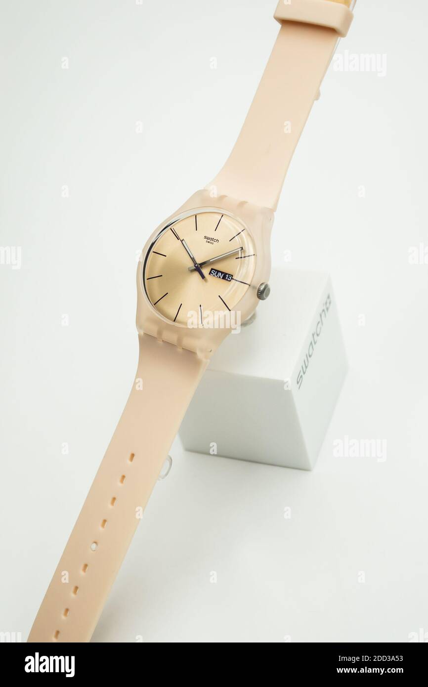 Geneve, Switzerland 07.10.2020 - Swatch beige Armbanduhr, schweizer Logo  auf Zifferblatt Stockfotografie - Alamy