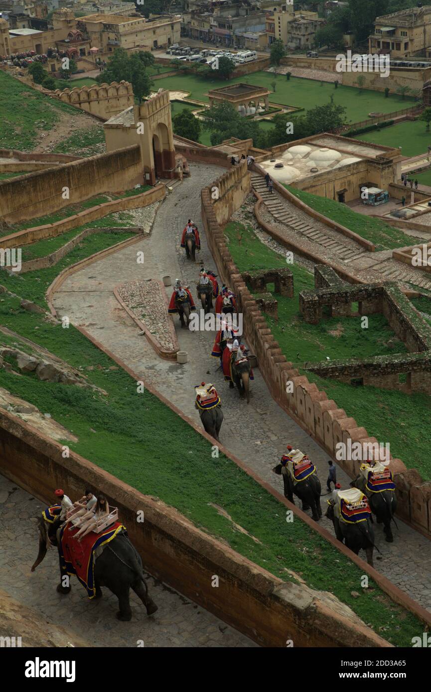 Rajasthan, Indien. November 2020. Nach einer neunmonatigen Pause aufgrund der Covid-19-Pandemie werden Elefantenritte unter strengen Bedingungen in Amer Fort (Amber Fort), einer wichtigen Touristenattraktion in Rajasthan, Indien, wieder aufgenommen. "Es wäre für Mahouts und Touristen obligatorisch, Gesichtsmasken zu tragen. Außerdem ist eine thermische Abschirmung ein muss vor der Fahrt. Vorher und nachher müssen die Touristen und Mahouts ihre Hände desinfizieren", berichtete das indische Department of Archaeology and Museum, wie Times of India am Dienstag, den 24. November 2020 berichtete. Stockfoto