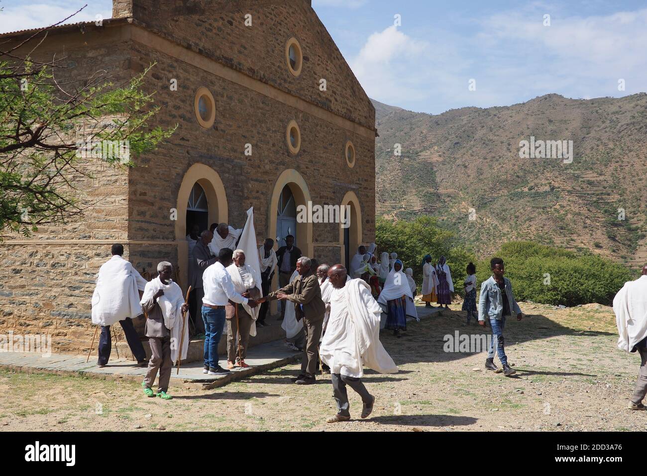 Alitena, Tigray, Äthiopien - 13. August 2019 : Menschen, die die Kirche in der moutnainous Tigray Region von Äthiopien verlassen Stockfoto