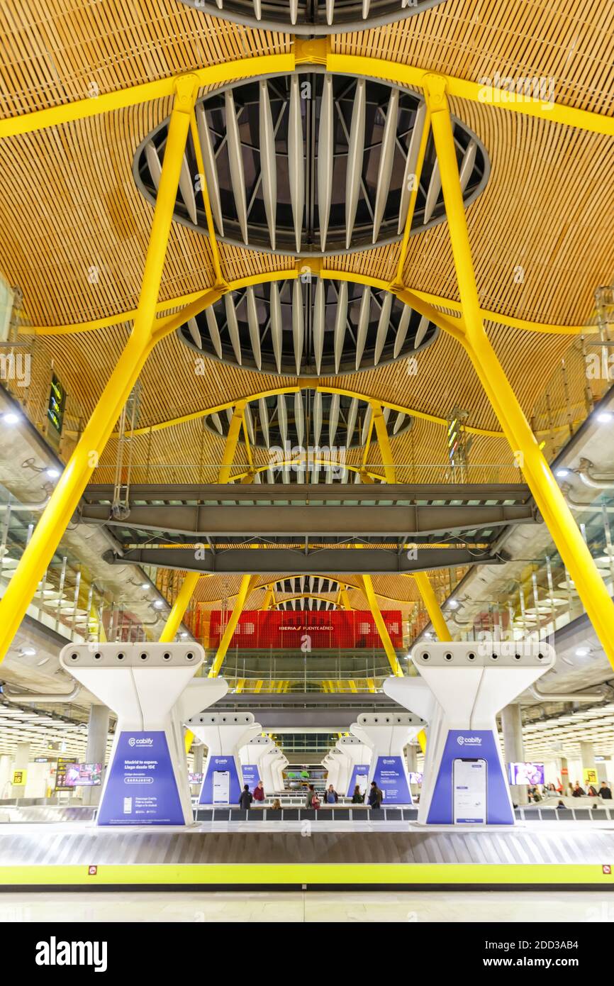Madrid, Spanien - 20. November 2019: Terminal 4 des Flughafens Madrid Barajas in Spanien. Stockfoto