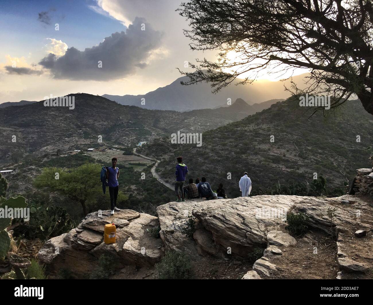 Tigray, Äthiopien - 14. August 2018. : Menschen in einer kleinen Stadt in Tigray Region von Äthiopien, in einer bergigen Landschaft Stockfoto