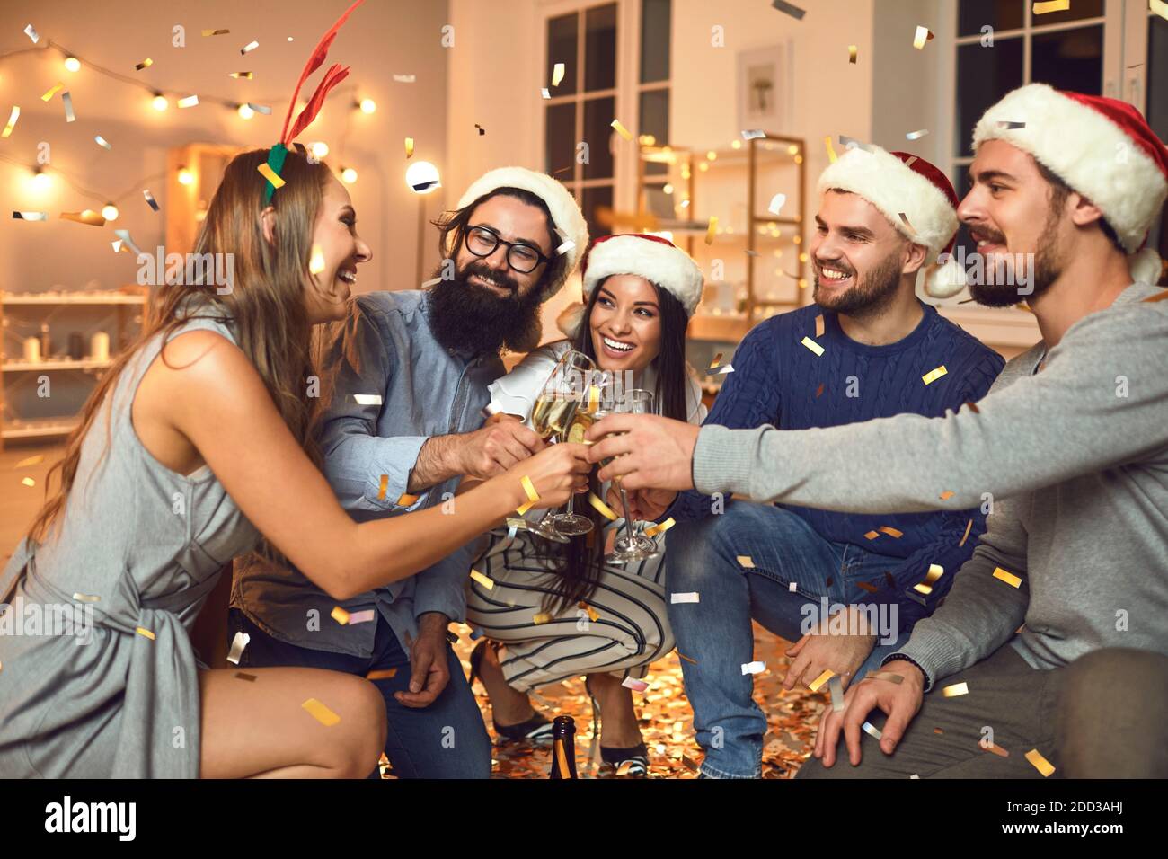 Eine Gruppe von Menschen mit einem Glas Champagner in den Händen feiern gemeinsam das neue Jahr. Stockfoto