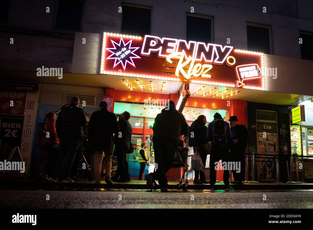 Hamburg, Deutschland. November 2020. Passanten passieren den Eingang ...
