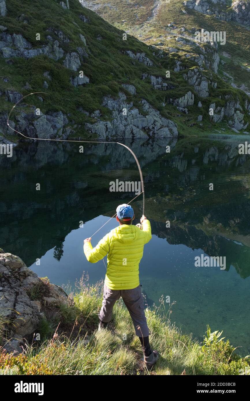 Fliegenfischen im See „Lac Vert“ im Beaufortain Massiv (Französische Alpen) Stockfoto