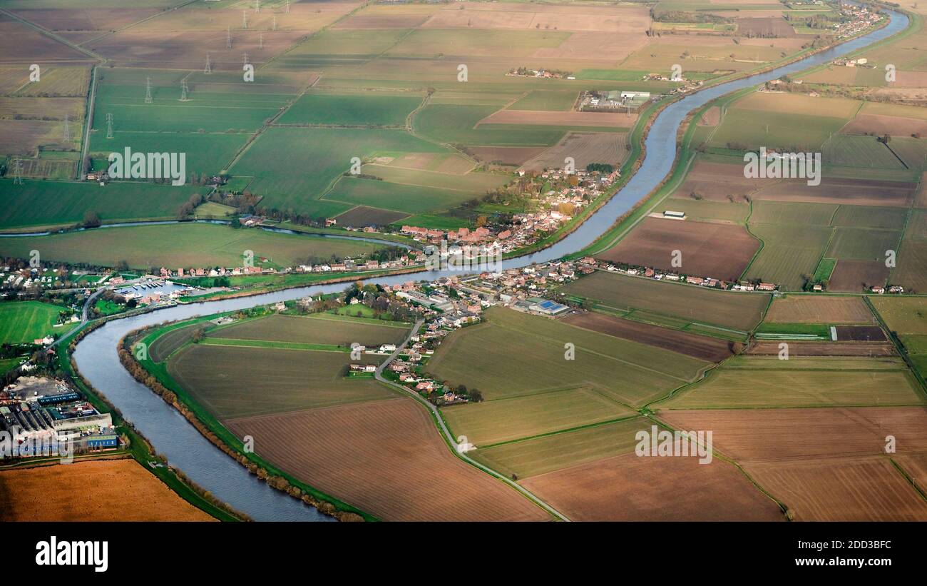 Ein Luftbild der Dörfer von Ost und West Stockwith, geteilt durch den Fluss Trent, Nordengland, Großbritannien Stockfoto