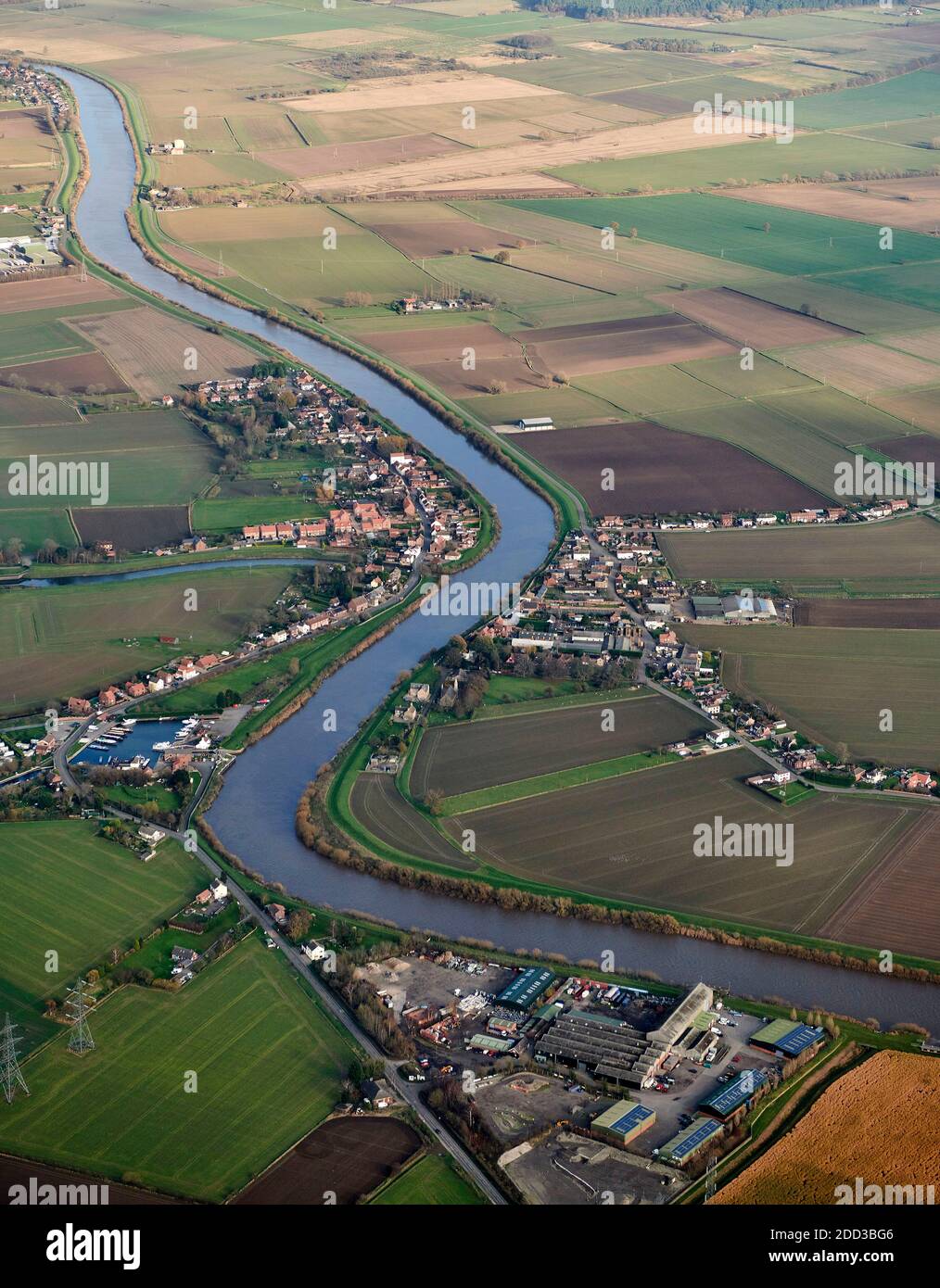 Ein Luftbild der Dörfer von Ost und West Stockwith, geteilt durch den Fluss Trent, Nordengland, Großbritannien Stockfoto
