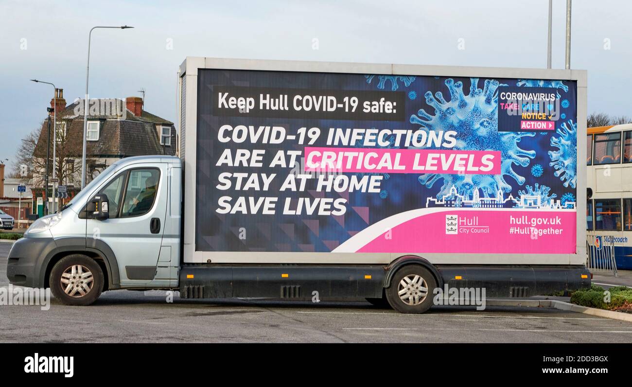 Coronavirus Aufenthalt zu Hause Werbung auf der Seite eines van, Hull, humberside, East Yorkshire, Nordengland Großbritannien Stockfoto