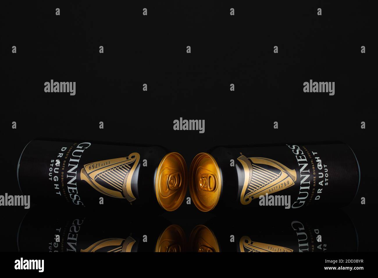 Prag, Tschechische Republik - 12. November,2020:Guinness-Dosen auf schwarzem Hintergrund.Guinness Ist ein dunkler irischer Trockenstout, der aus dem stammt Brauerei von Ar Stockfoto