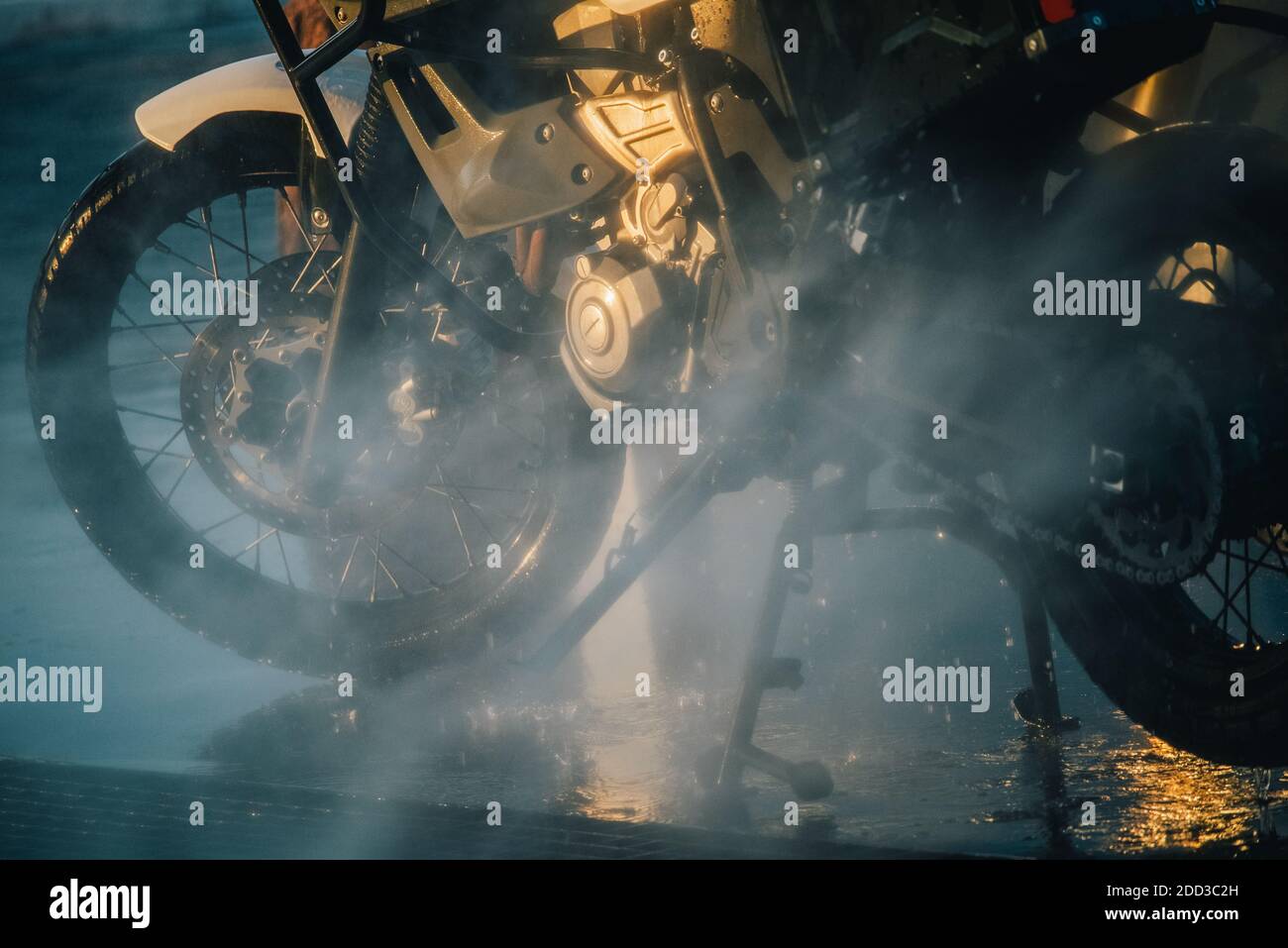 Waschserie für Motorräder. Ein Motorrad bei einer Autowäsche bei Sonnenuntergang waschen Stockfoto