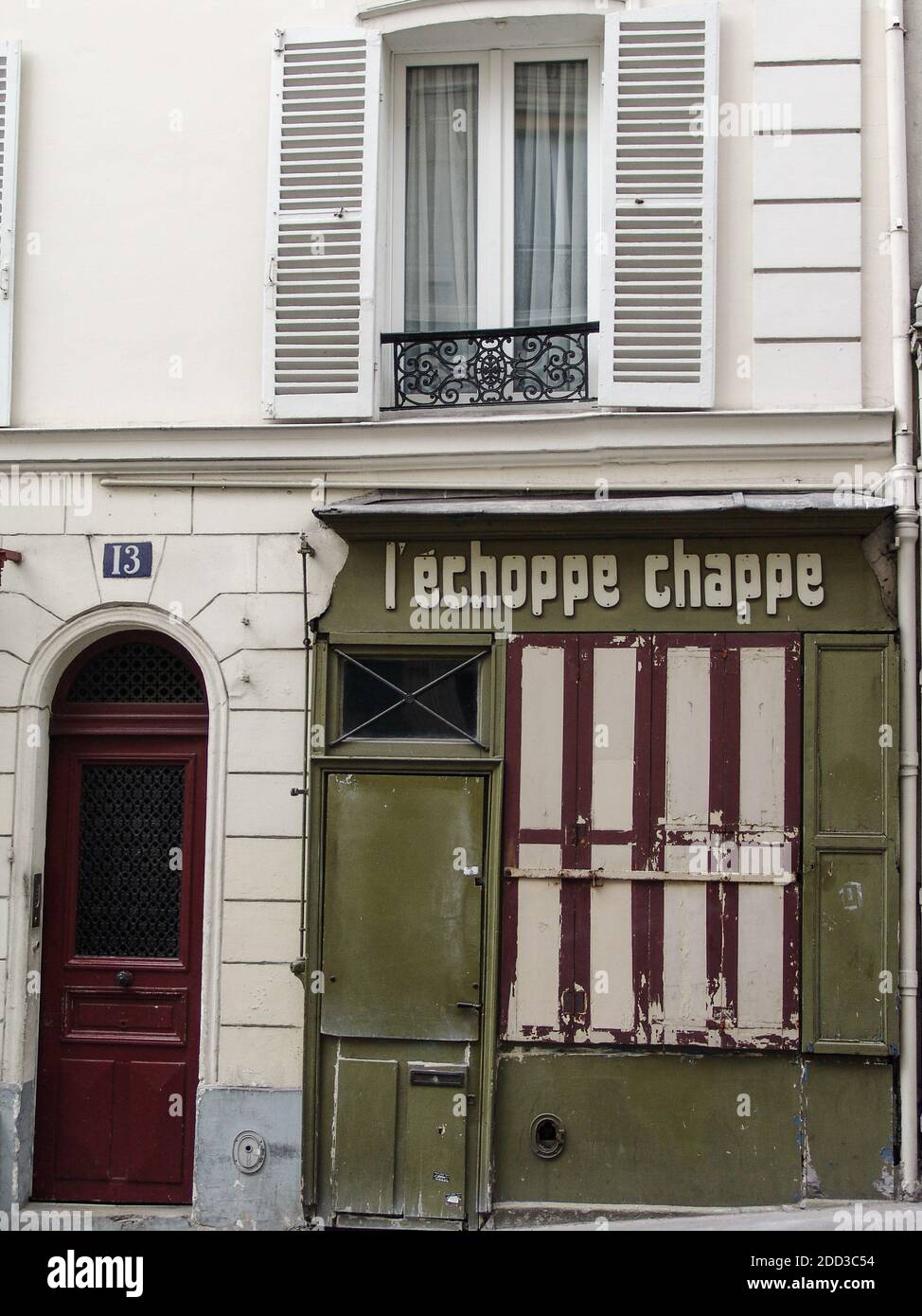 ALTES GESCHÄFT IN MONTMARTRE PARIS - GESCHLOSSENES GESCHÄFT - PARIS SHOP - FARBARCHIV © F.BEAUMONT Stockfoto