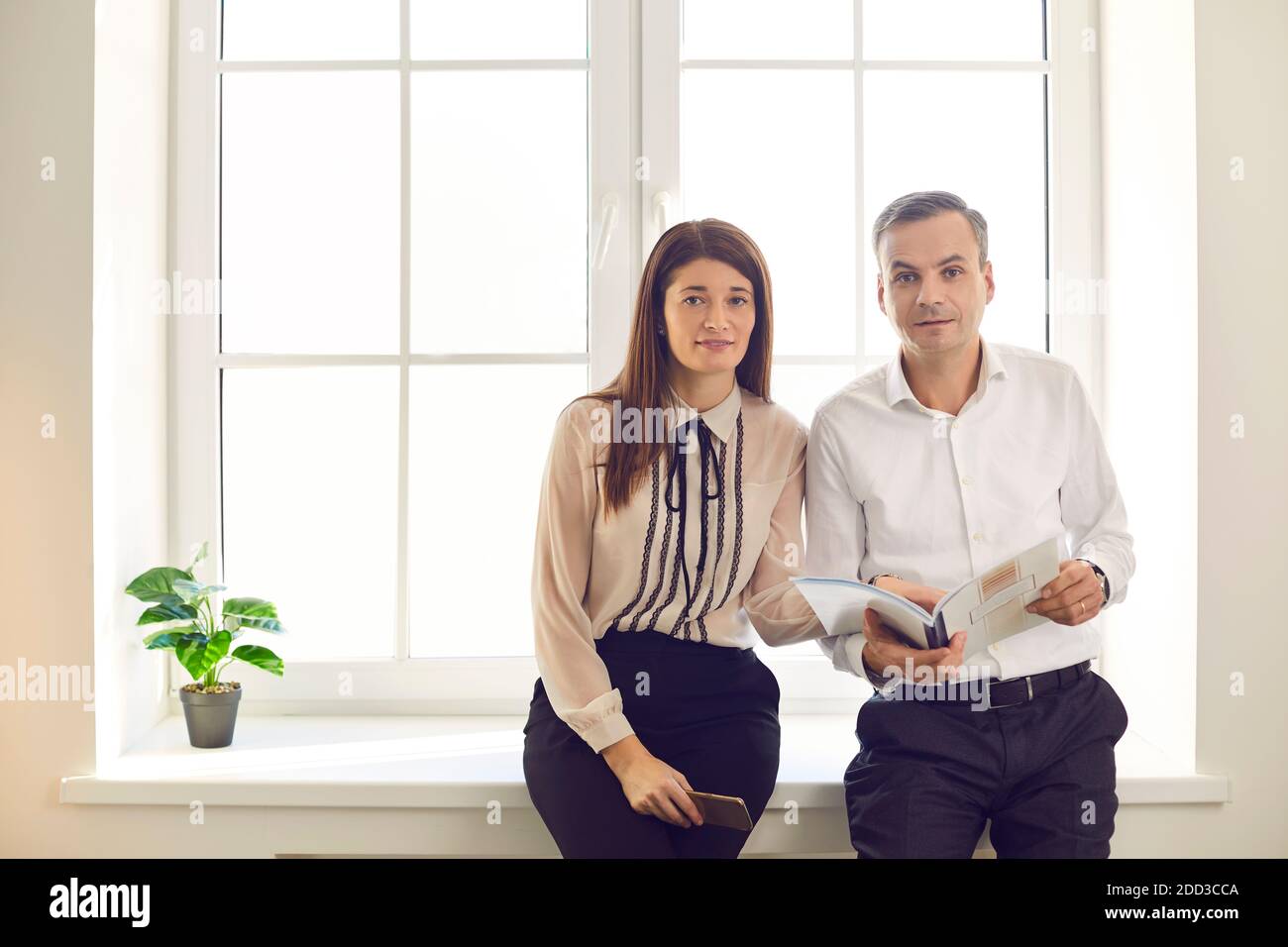 Zwei Personen Geschäftspartner Blick auf Kamera unterbrochen während ihrer Diskussion Stockfoto