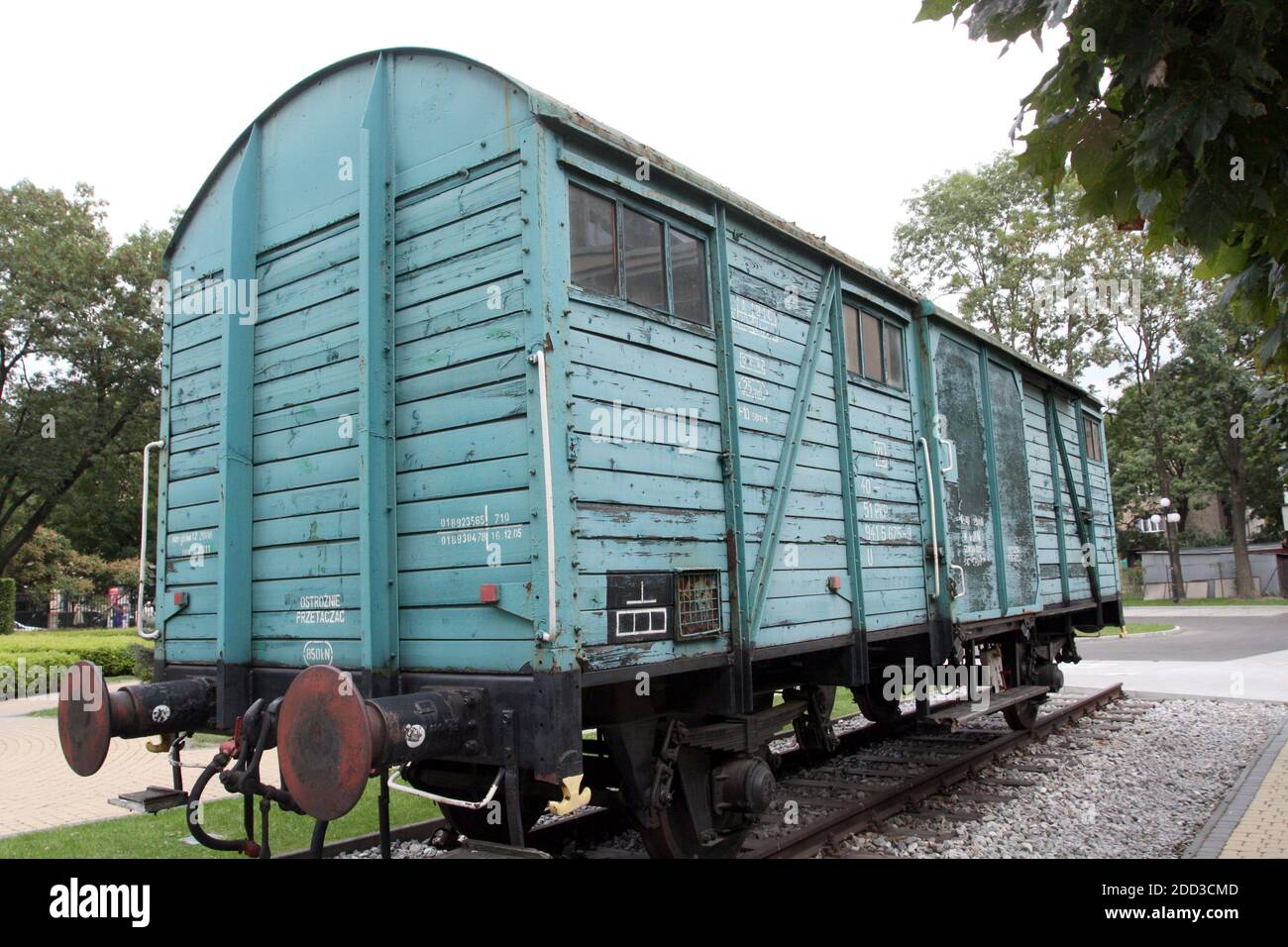 Krakau. Krakau. Polen. Alte Eisenbahn-Holzfrachtwagen in der Straße vor der AGH Universität für Wissenschaft und Technologie platziert. Stockfoto