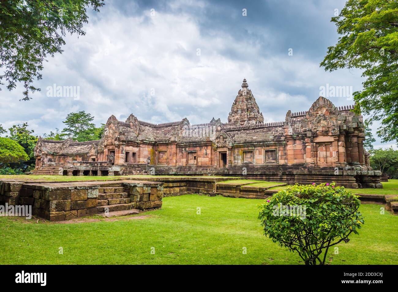 Prasat hin Phanom rung, groß, auf einem hohen Berg in der Mitte eines tiefen Waldes in der alten Khmer-Zeit in Buriram, Thailand gebaut. Stockfoto