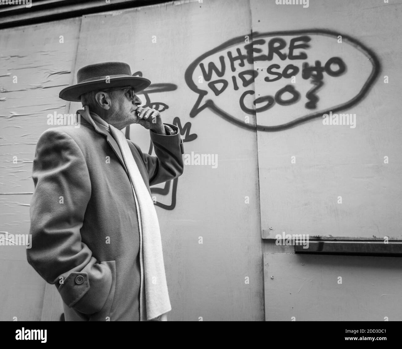 Ein gut gekleideter Gentleman denkt darüber nach, was mit seinem geliebten Soho in London während Lockdown geschehen ist. Stockfoto