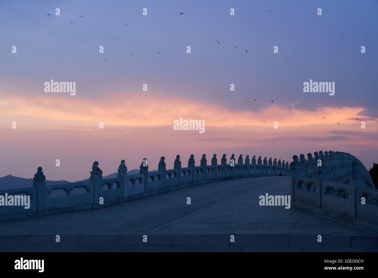 Der Sommerpalast in Peking bei Nacht Stockfoto