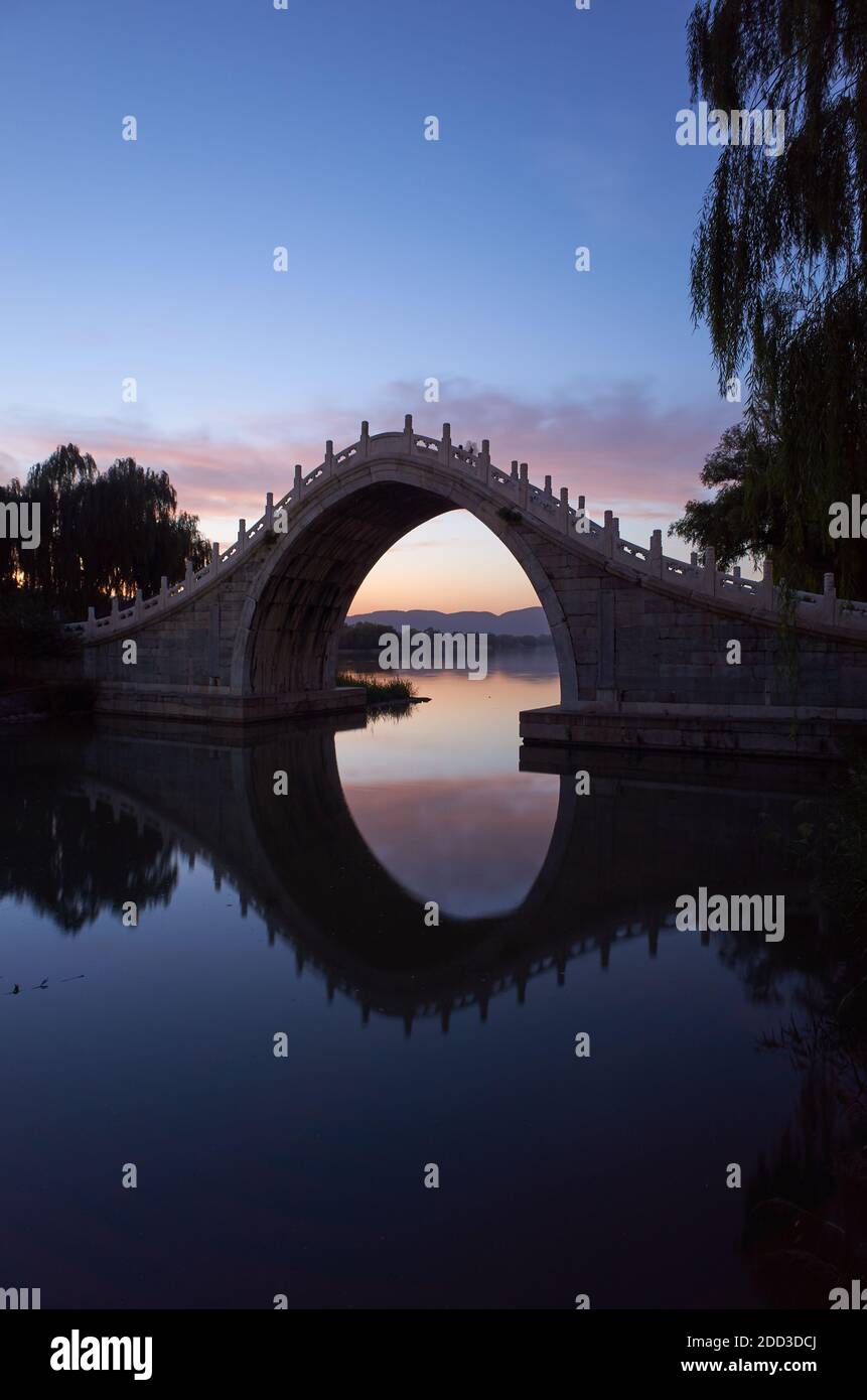 Der Sommerpalast in Peking bei Nacht Stockfoto