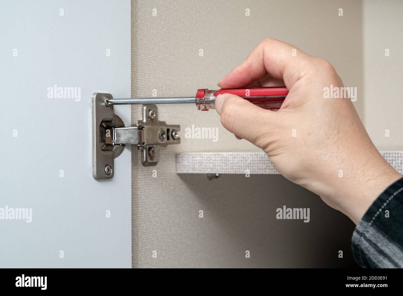 Nahaufnahme der Hand eines Mannes, der einen Schraubendreher in der Hand hält und Reparaturen durchführt. Stockfoto