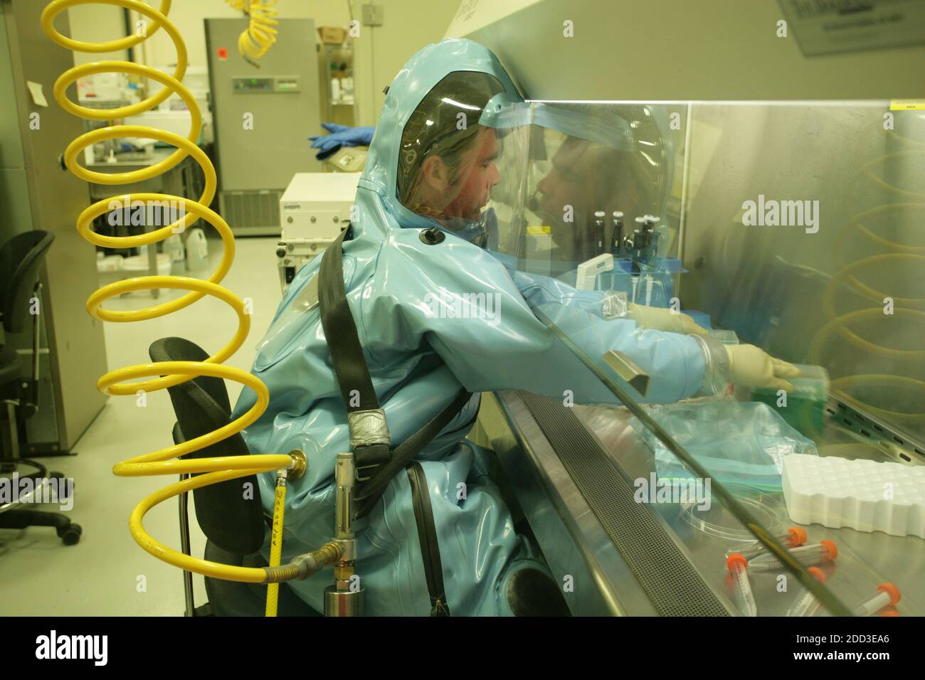 Kanada/Winnipeg/SCHAH /Science Center for Human and Animal Health Laboratory Alltag- Wissenschaftler in seinem Schutzanzug . Stockfoto