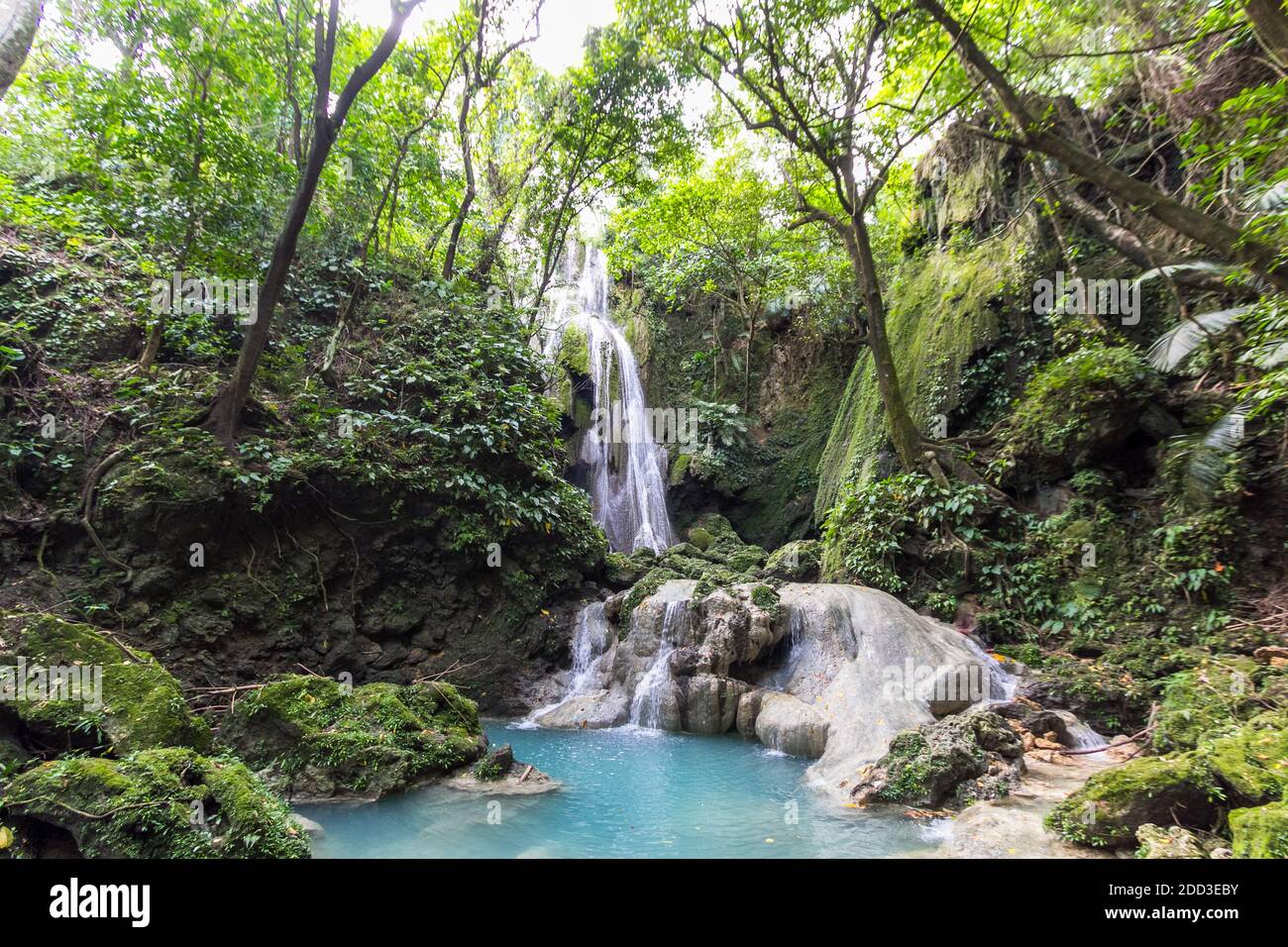 Ein wunderschöner Wasserfall in den Wäldern von Bicol, Philippinen Stockfoto