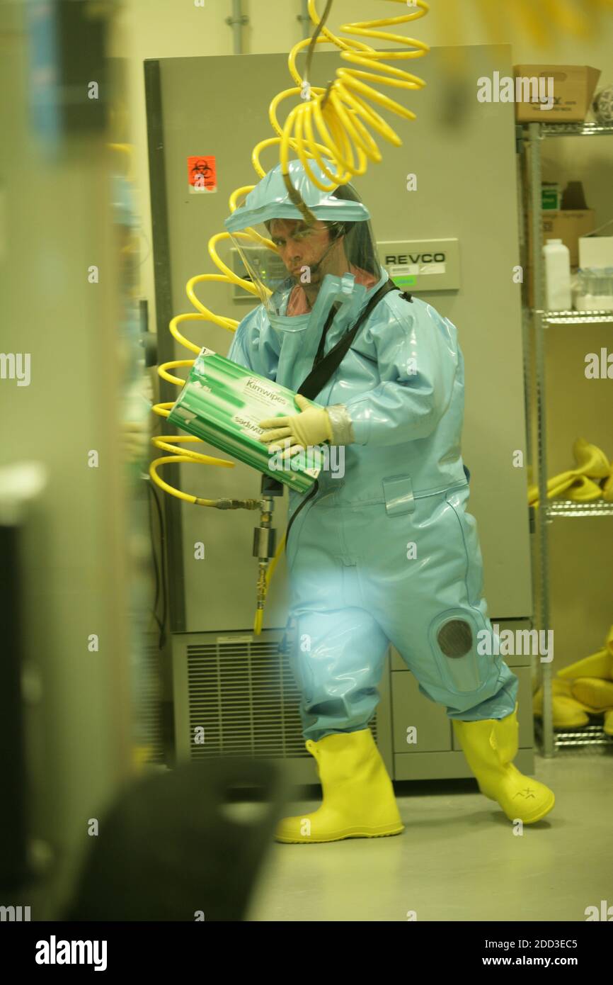 Kanada/Winnipeg/SCHAH /Science Center for Human and Animal Health Laboratory Alltag- Wissenschaftler in seinem Schutzanzug . Stockfoto