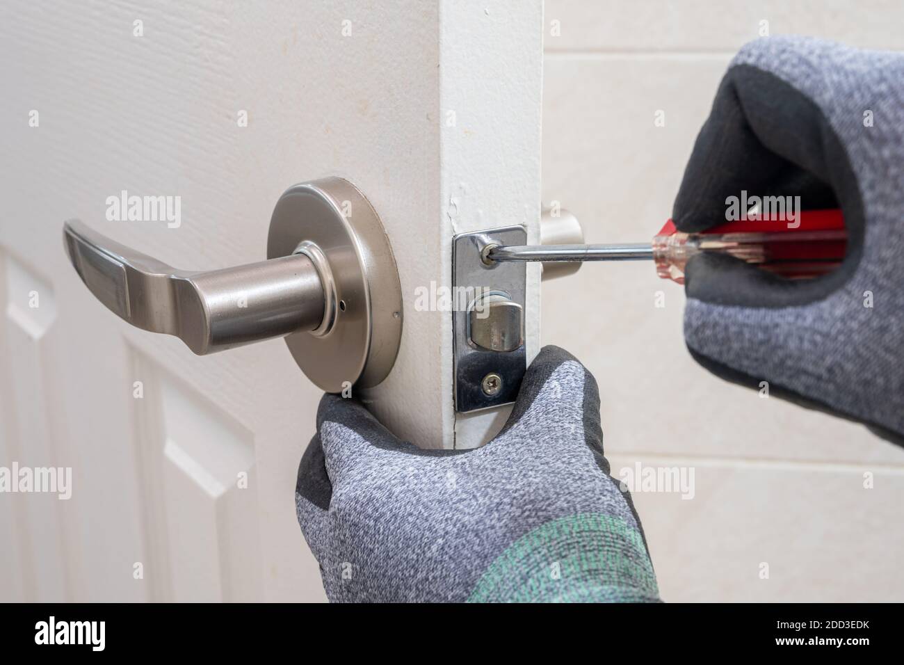 Nahaufnahme der Hand eines Mannes, der einen Schraubendreher in der Hand hält und Reparaturen durchführt. Stockfoto