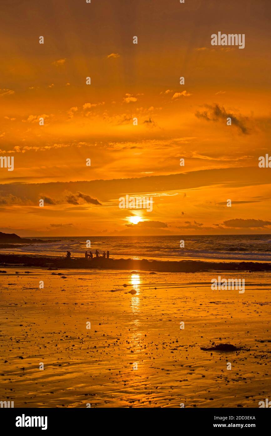 Swansea, Großbritannien. November 2020. Frühaufsteher nutzen den spektakulären Morgenhimmel an der Langland Bay in der Nähe von Swansea heute Morgen. Quelle: Phil Rees/Alamy Live News Stockfoto