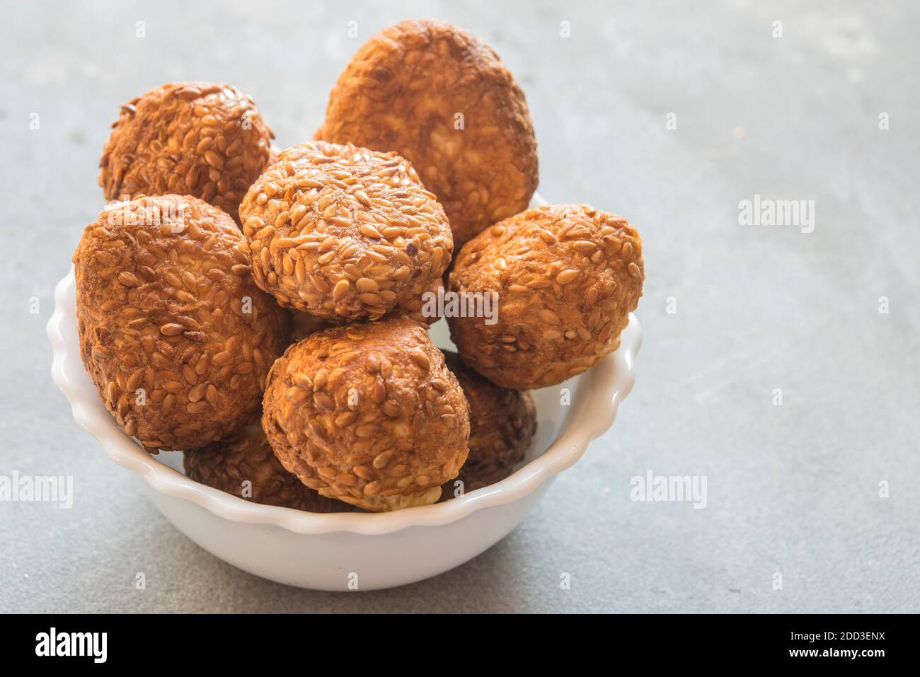 Til ke laddu ist ein Grundnahrungsmittel süß in vielen indischen Haushalten im Winter Stockfoto