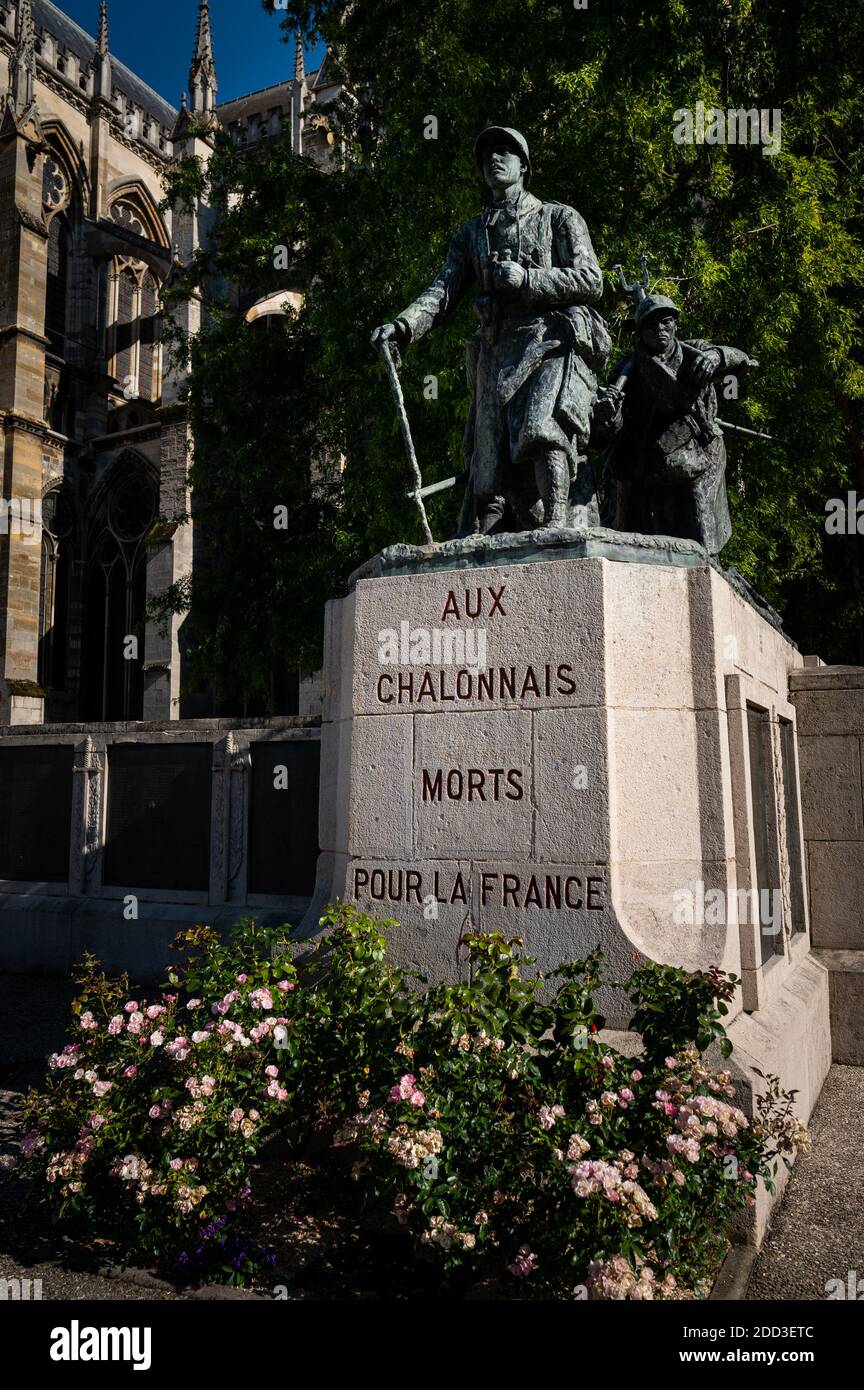 Denkmal La Derniere Releve vor der Kathedrale von Chalon en Champagne (Frankreich) an einem heißen sonnigen Tag in Sommer Stockfoto
