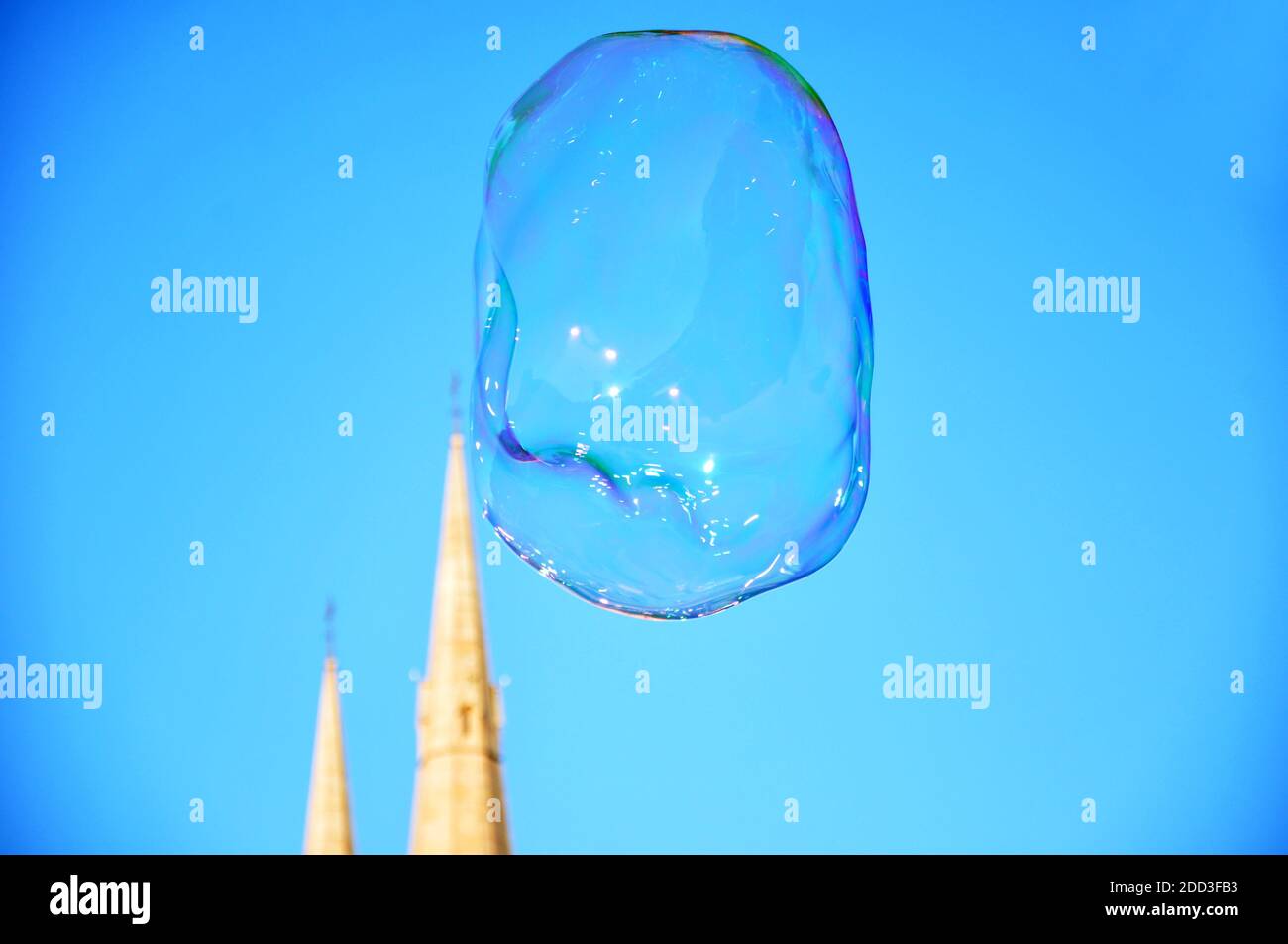 Große Blase fliegen in den Himmel mit Kirchtürmen als Hintergrund Stockfoto