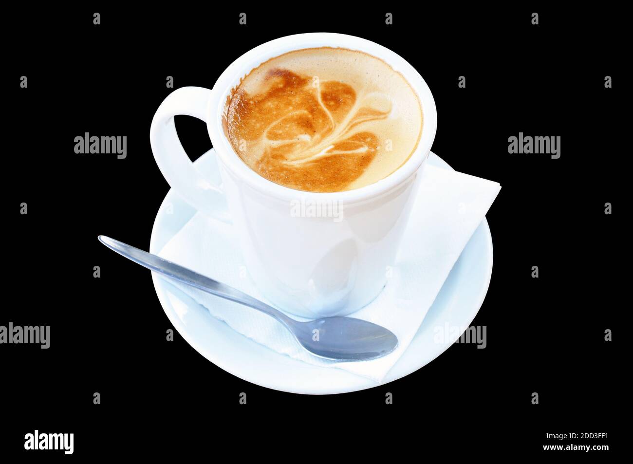 Milchkaffee in der Tasse - isoliert auf schwarzem Hintergrund Stockfoto