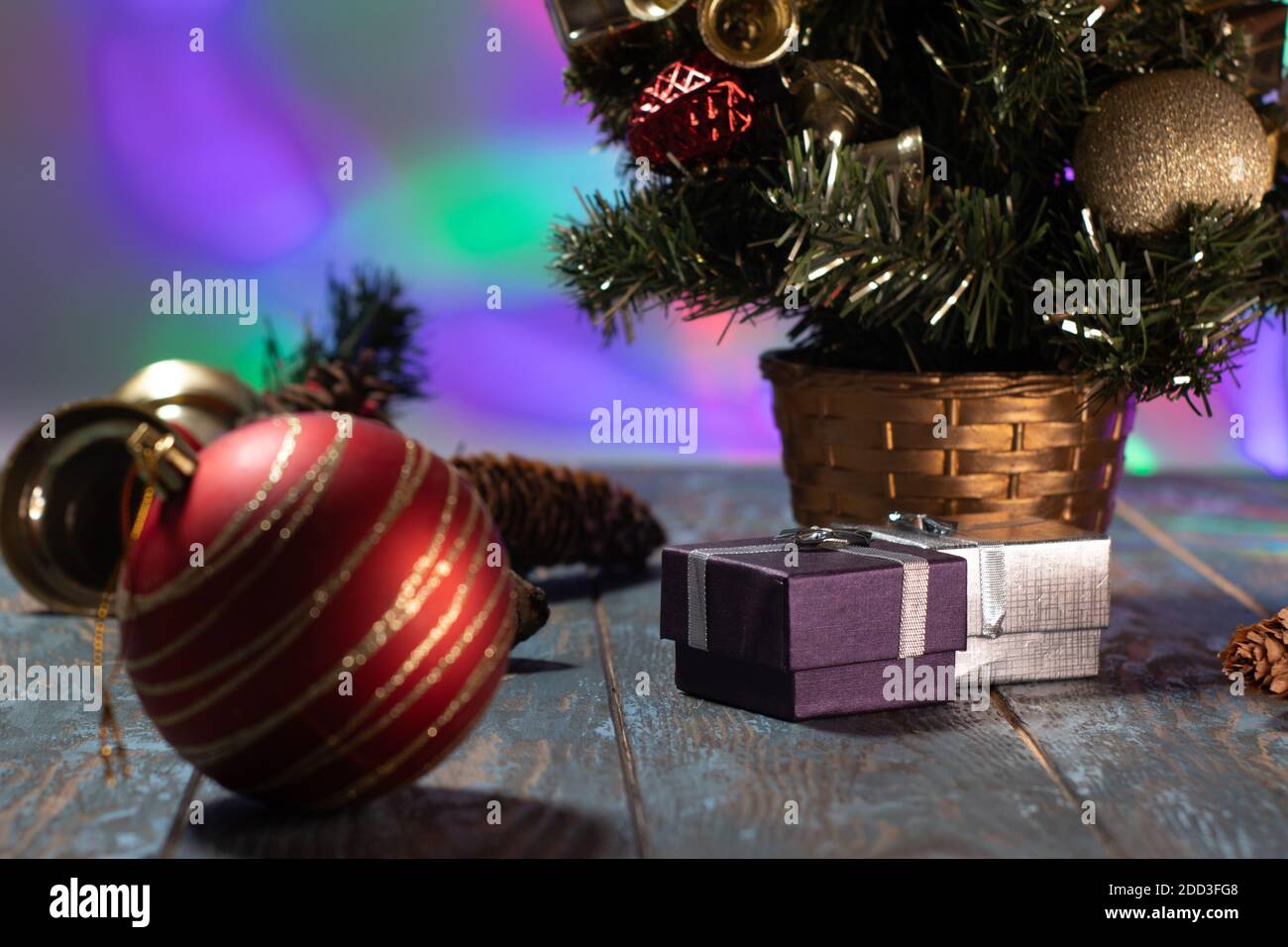Weihnachtsgeschenke auf Holztisch. Unscharfer Hintergrund Stockfoto