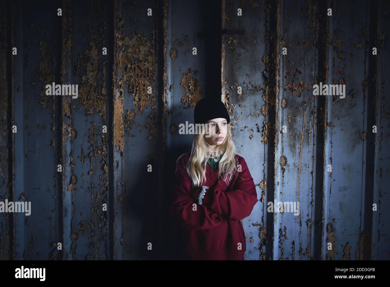 Portrait von blonden Teenager Mädchen stehen drinnen in verlassenen Gebäude. Stockfoto