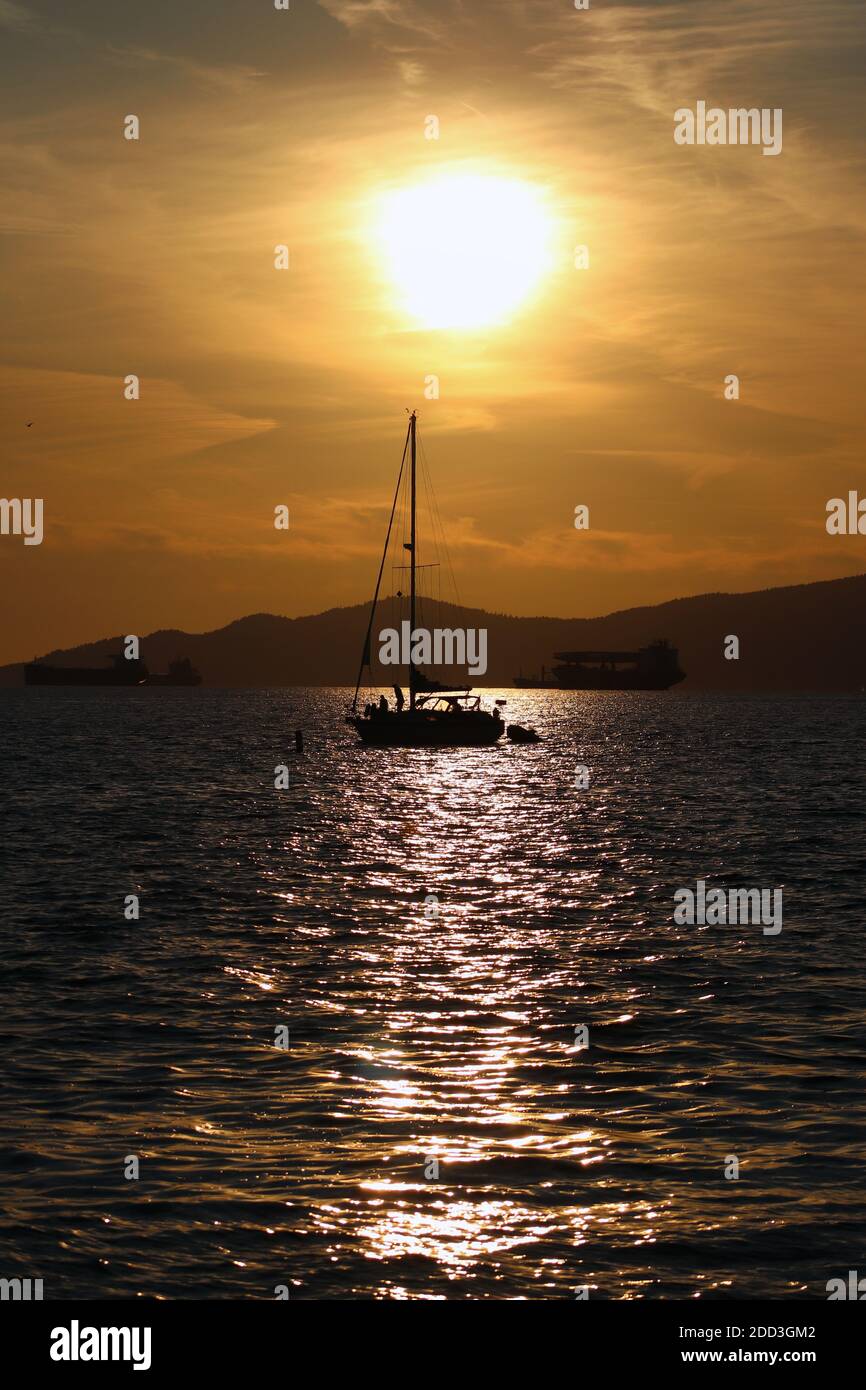 Schöne Sonnenuntergang Silhouette mit Segelboot. Verwendet als Hintergrundbilder und Hintergrund. Stockfoto