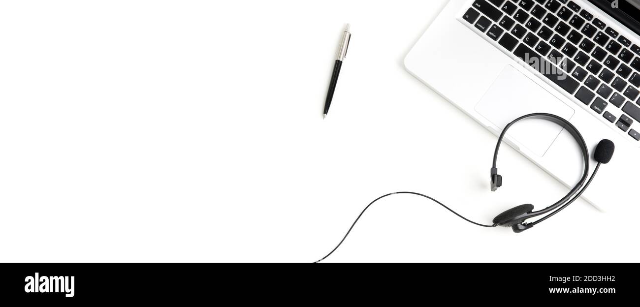 Mikrofon-Headset mit Notebook-Computer und Stift auf weißem Tisch -  Panorama-Banner-Hintergrund mit Kopierplatz, Draufsicht Stockfotografie -  Alamy