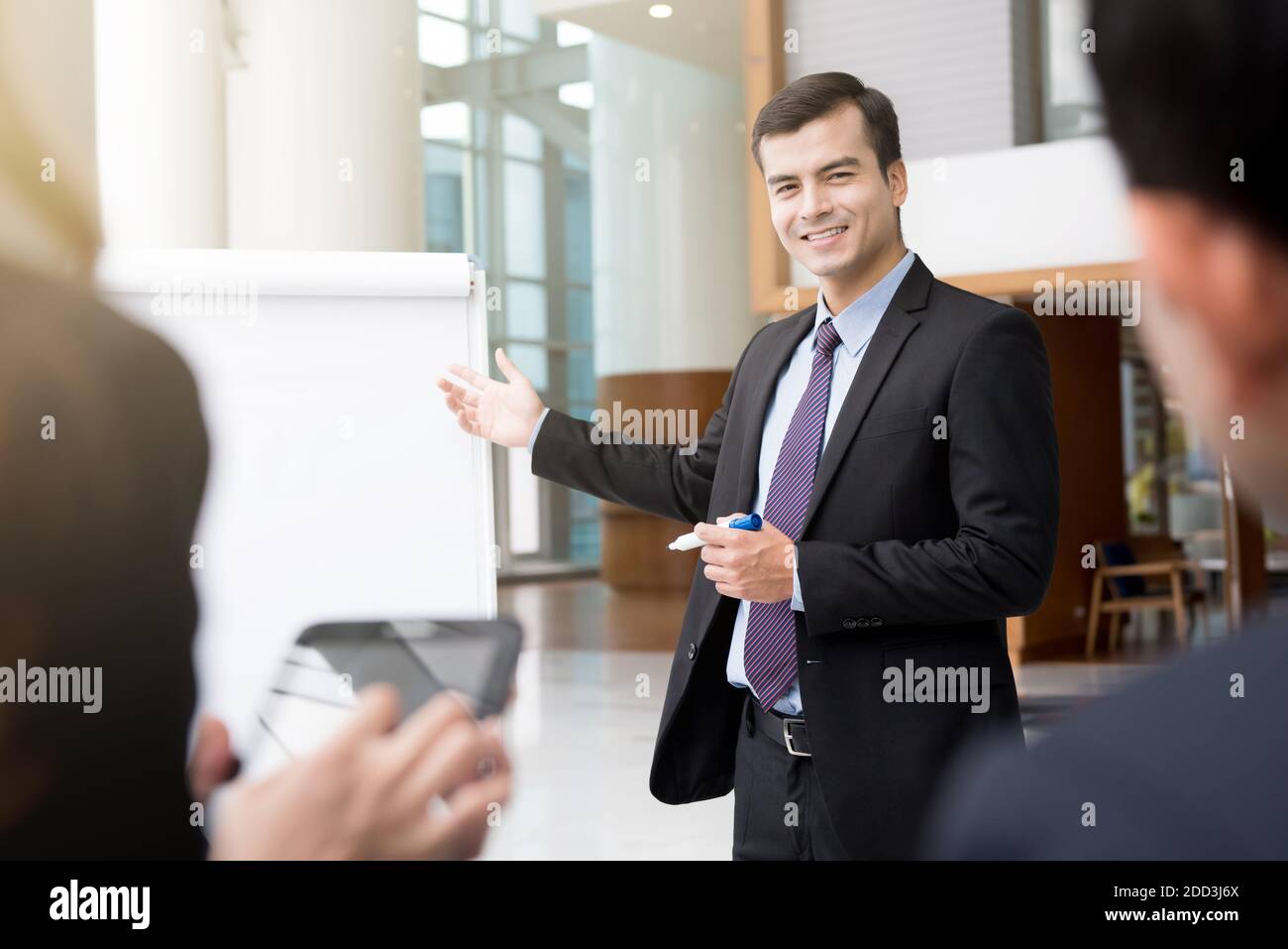 Junger Geschäftsmann als Meeting Leader präsentiert seine Arbeit Stockfoto