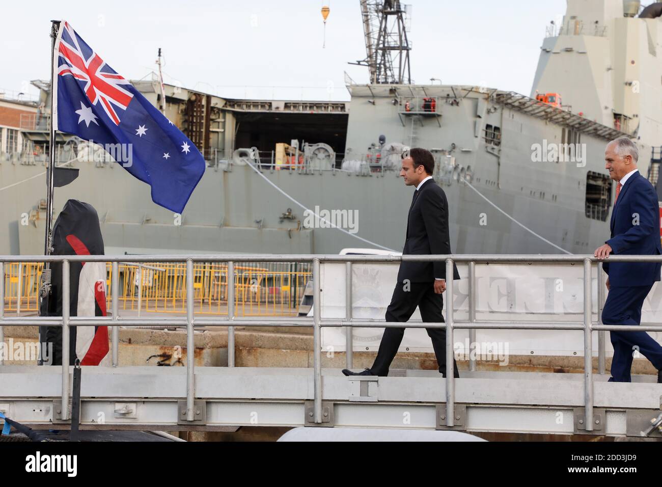 Der französische Präsident Emmanuel Macron (C) und der australische Premierminister Malcolm Turnbull (R) besuchen am 2. Mai 2018 das HMAS Waller, ein von der Royal Australian Navy betriebenes U-Boot der Collins-Klasse, auf Garden Island in Sydney. Foto von Ludovic Marin/Pool/ABACAPRESS.COM Stockfoto
