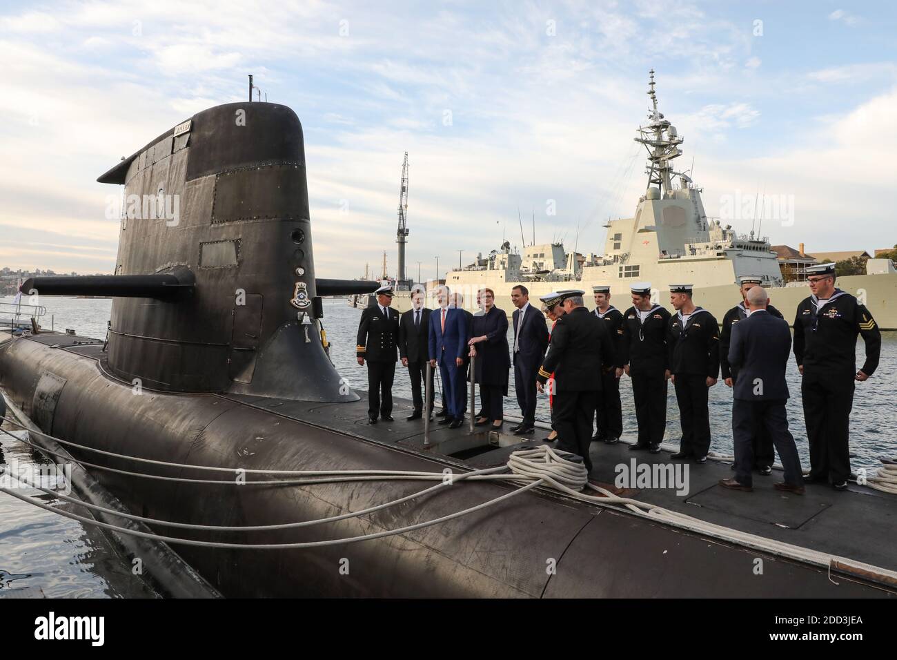 Der französische Präsident Emmanuel Macron (2. L) und der australische Premierminister Malcolm Turnbull (3. R) stehen am 2. Mai 2018 auf dem Deck von HMAS Waller, einem von der Royal Australian Navy betriebenen U-Boot der Collins-Klasse, auf Garden Island in Sydney. Foto von Ludovic Marin/Pool/ABACAPRESS.COM Stockfoto