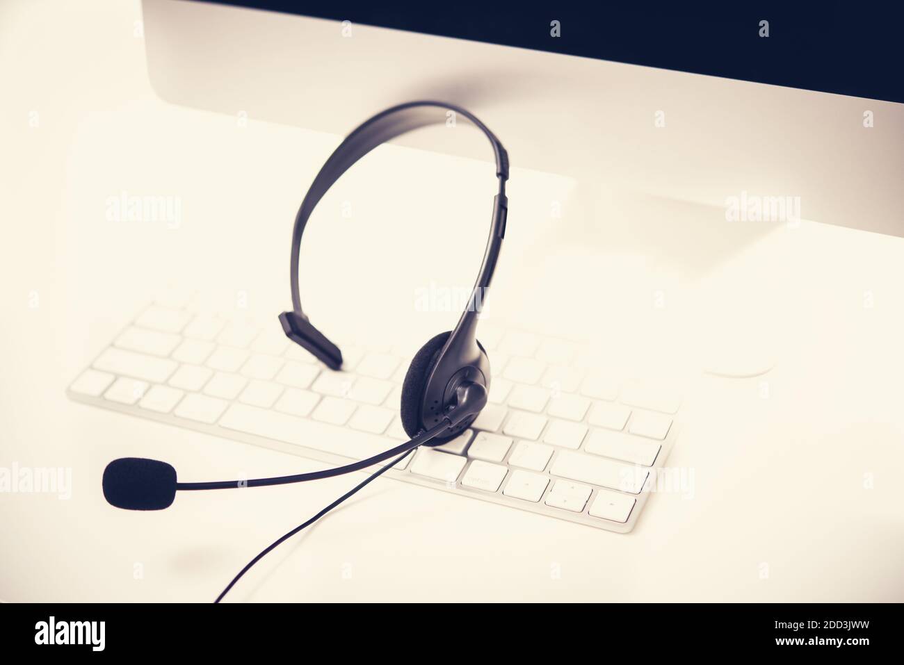 Mikrofon-Headset auf dem Tisch mit Computer-Tastatur - vintage Ton Stockfoto