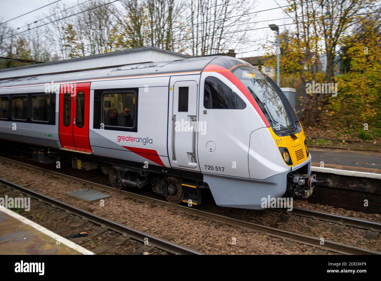 Prittlewell, Southend on Sea, Essex, Großbritannien. November 2020. Greater Anglia plant, diese Woche ihren ersten Personenverkehr auf der London Liverpool Street nach Southend Victoria Line mit brandneuen Triebzügen der Bombardier Class 720 Aventra aufzunehmen. Die in Bombardiers Derby-Fabrik errichteten Einheiten werden viel ältere Geräte ersetzen, von denen einige aus den 1980er Jahren stammen Die Einheiten haben eine Höchstgeschwindigkeit von 100 km/h und sind mit Steckdosen für Pendler und Fußbodenheizung ausgestattet. Zur Vorbereitung haben sie heute Testläufe durch Prittlewell durchgeführt Stockfoto