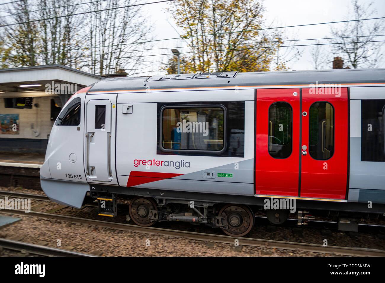 Prittlewell, Southend on Sea, Essex, Großbritannien. November 2020. Greater Anglia plant, diese Woche ihren ersten Personenverkehr auf der London Liverpool Street nach Southend Victoria Line mit brandneuen Triebzügen der Bombardier Class 720 Aventra aufzunehmen. Die in Bombardiers Derby-Fabrik errichteten Einheiten werden viel ältere Geräte ersetzen, von denen einige aus den 1980er Jahren stammen Die Einheiten haben eine Höchstgeschwindigkeit von 100 km/h und sind mit Steckdosen für Pendler und Fußbodenheizung ausgestattet. Zur Vorbereitung haben sie heute Testläufe durch Prittlewell durchgeführt Stockfoto