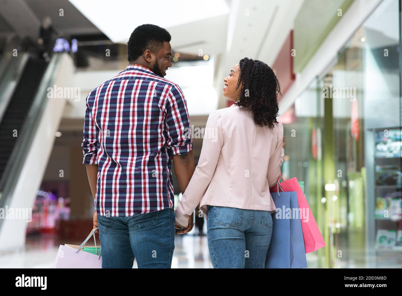 Romantisches Afroamerikanisches Paar Beim Gemeinsamen Einkaufen, Beim Spaziergang In Der Modernen Mall Stockfoto