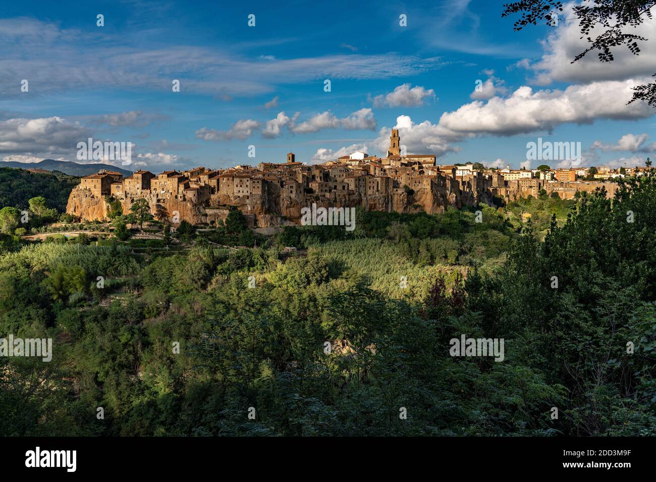 Pitigliano ist eine herrliche Stadt in der Tufo-Gegend in der Maremma. Pitigliano, Grosseto, Toskana, Italien, Europa Stockfoto