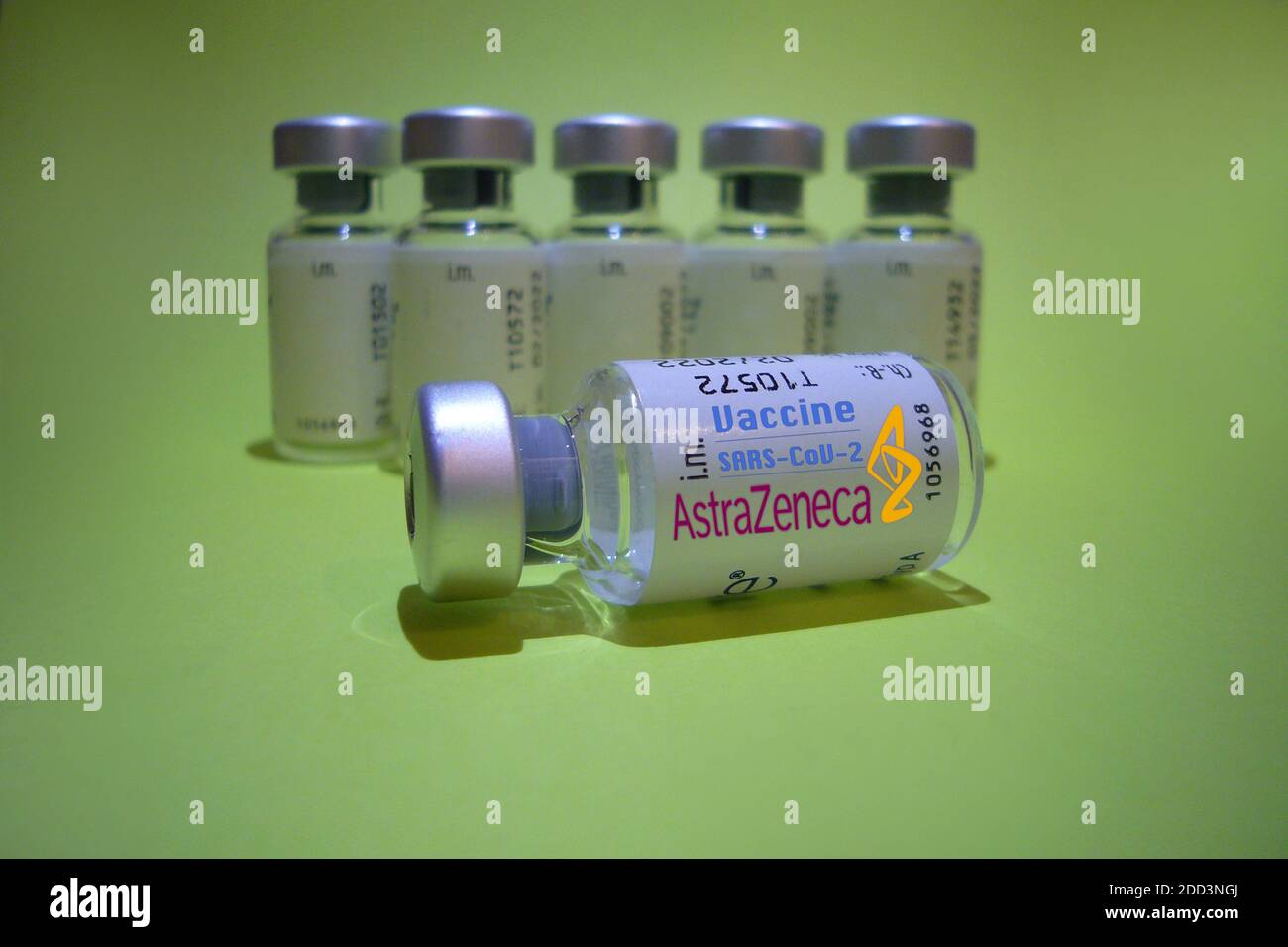 Hair, Deutschland. November 2020. Themenbild, Symbolfoto: Corona-Impfstoff. Einfacher und billiger AstraZeneca macht den Impfstoff für die Massen. Impfdosen von AstraZeneca weltweit Kredit: dpa/Alamy Live News Stockfoto