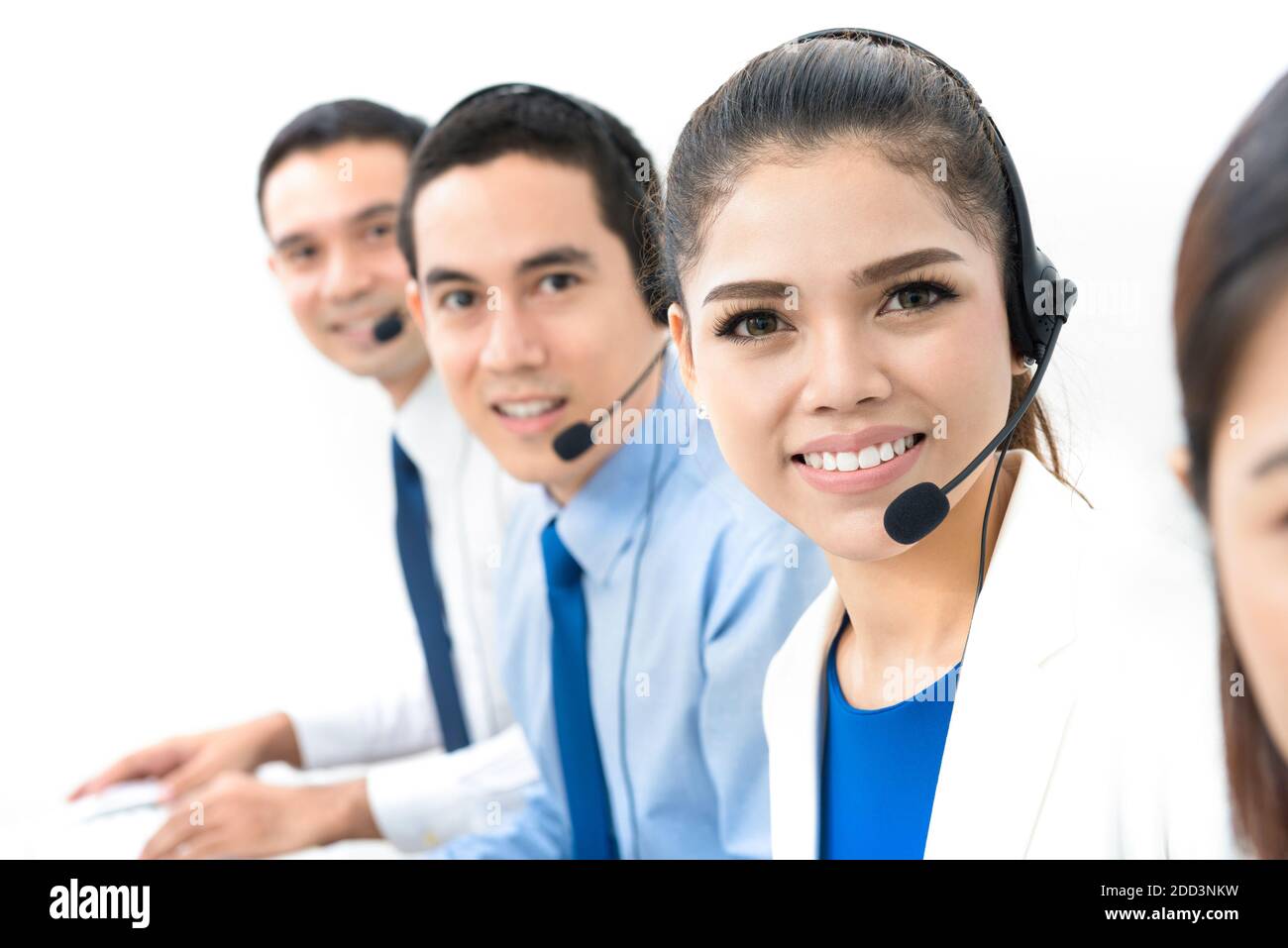 Lächelndes asiatisches Call Center (oder Telemarketingteam) Stockfoto