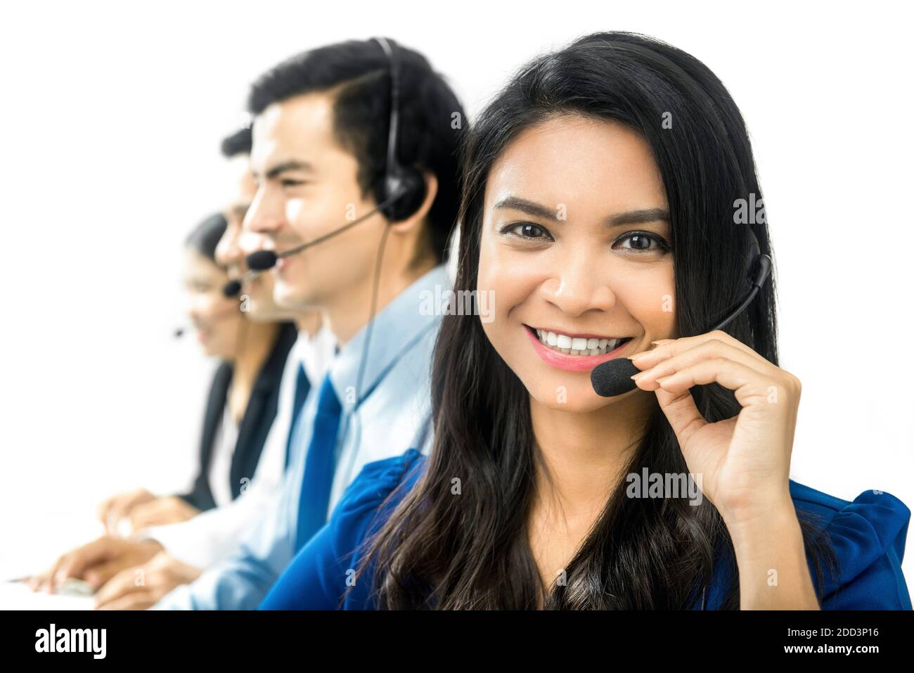 Lächelnde asiatische Geschäftsfrau im Call Center Stockfoto